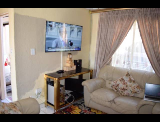 2 BEDROOM TOWNHOUSE FOR SALE IN KEW